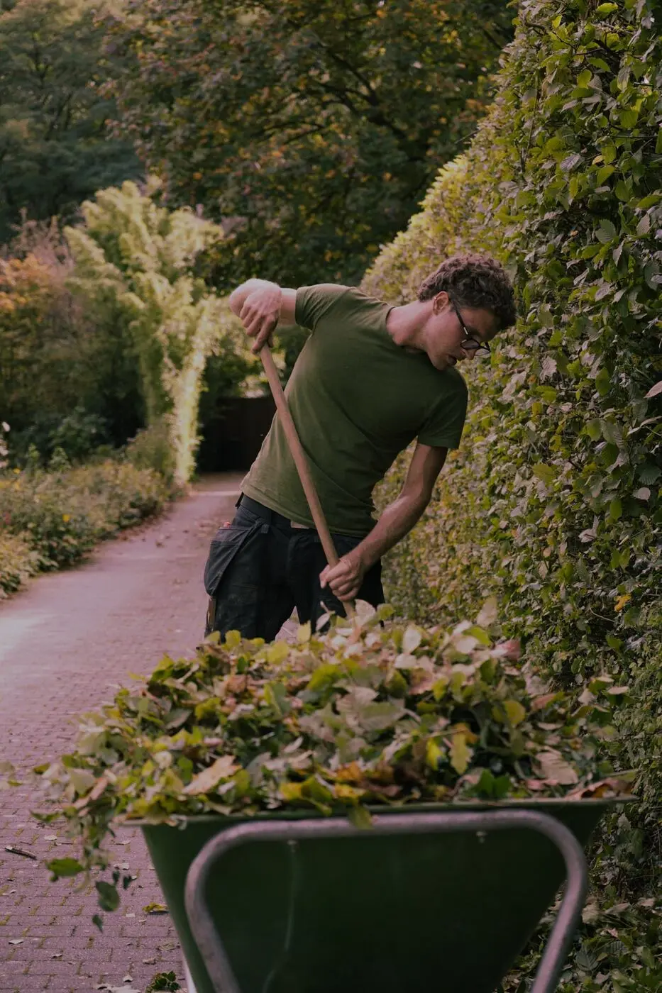 Frank Goris aan het werk in een tuin